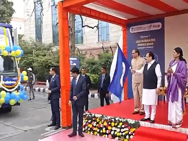 JP Nadda ने सप्ताह भर चलने वाले उत्सव को मनाने के लिए जन औषधि रथ को हरी झंडी दिखाई JP Nadda ने सप्ताह भर चलने वाले उत्सव को मनाने के लिए जन औषधि रथ को हरी झंडी दिखाई