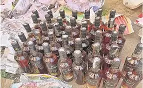 Bihar: सार्वजनिक शौचालय के पास से 40 पीस टेट्रा पैक शराब जब्त Bihar: सार्वजनिक शौचालय के पास से 40 पीस टेट्रा पैक शराब जब्त