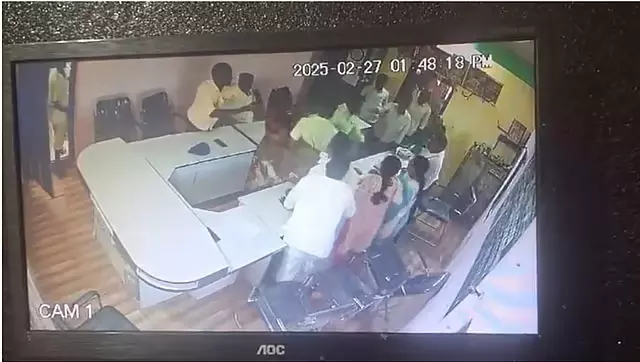 बिना रिश्वत लिए घर के दस्तावेज सौंपने पर ग्राम पंचायत सदस्य ने PDO पर चप्पल से किया हमला बिना रिश्वत लिए घर के दस्तावेज सौंपने पर ग्राम पंचायत सदस्य ने PDO पर चप्पल से किया हमला