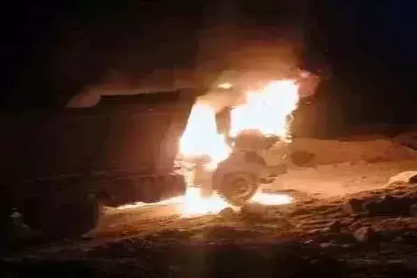 Palamu में अपराधियों का उत्पात, पत्थर ढुलाई में लगे हाइवा को किया आग के हवाले Palamu में अपराधियों का उत्पात, पत्थर ढुलाई में लगे हाइवा को किया आग के हवाले