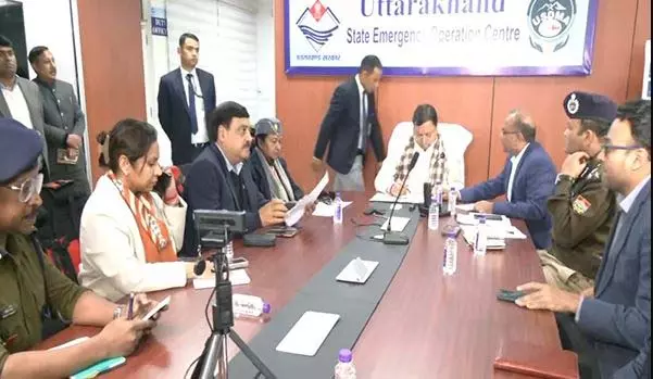 उत्तराखंड हिमस्खलन संकट के बीच सीएम धामी ने आपदा नियंत्रण कक्ष का दौरा किया उत्तराखंड हिमस्खलन संकट के बीच सीएम धामी ने आपदा नियंत्रण कक्ष का दौरा किया