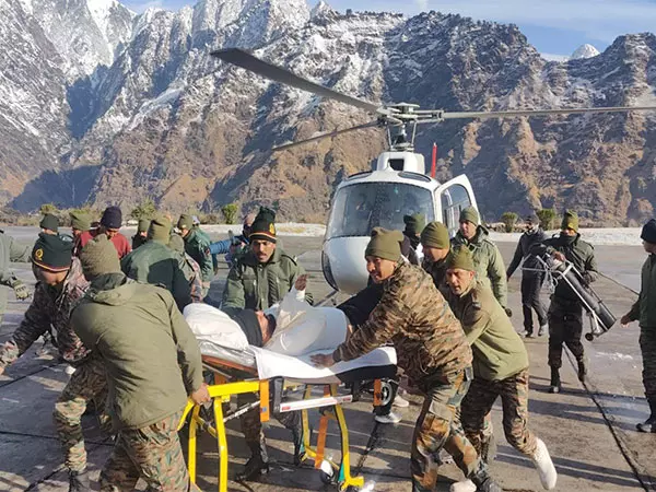 भारतीय सेना ने Chamoli में हिमस्खलन प्रभावित क्षेत्र से 14 और श्रमिकों को बचाया भारतीय सेना ने Chamoli में हिमस्खलन प्रभावित क्षेत्र से 14 और श्रमिकों को बचाया