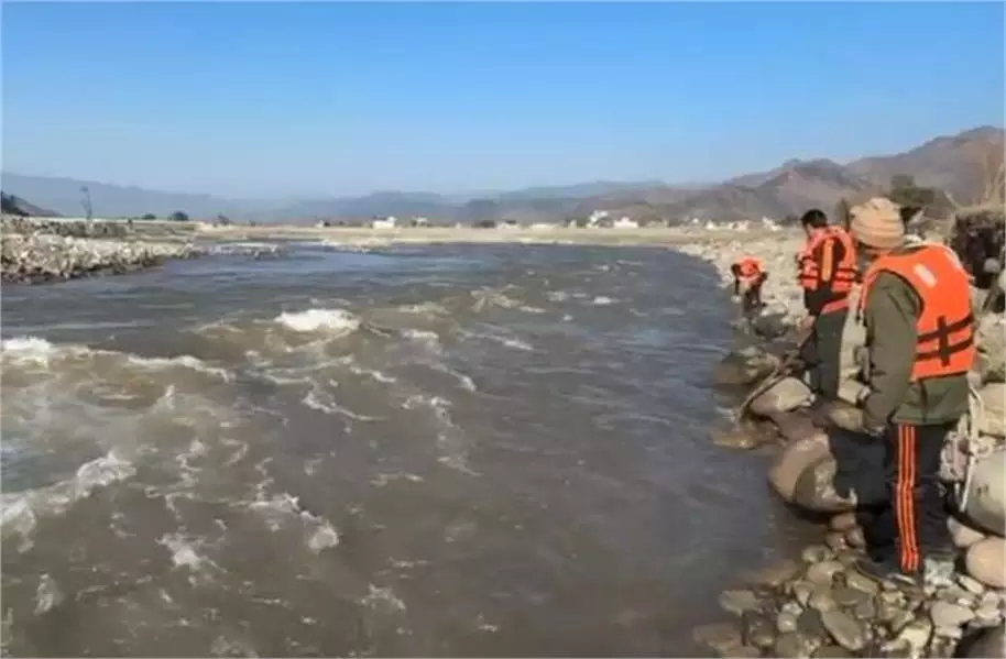Jammu-Kashmir: नदी में एक और शव मिला, मृतकों की संख्या बढ़ी Jammu-Kashmir: नदी में एक और शव मिला, मृतकों की संख्या बढ़ी