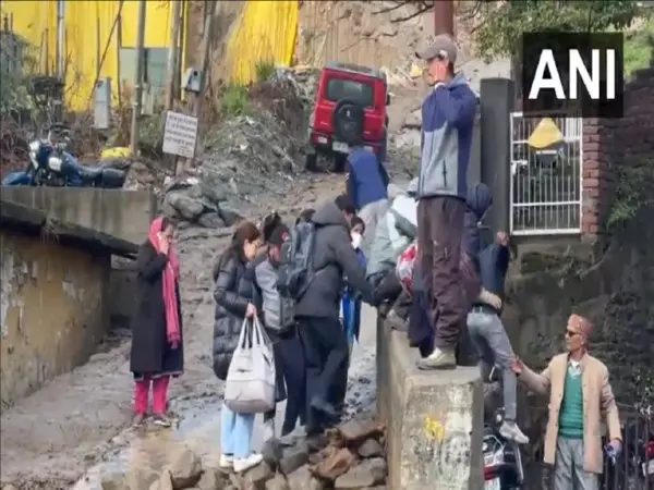 Kullu में अचानक आई बाढ़ और भूस्खलन से अफरातफरी Kullu में अचानक आई बाढ़ और भूस्खलन से अफरातफरी