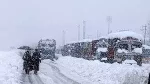 Jammu-Kashmir: इस जिले के लिए बर्फबारी बनी आफत, महिला को ऐसे पहुंचाया अस्पताल Jammu-Kashmir: इस जिले के लिए बर्फबारी बनी आफत, महिला को ऐसे पहुंचाया अस्पताल