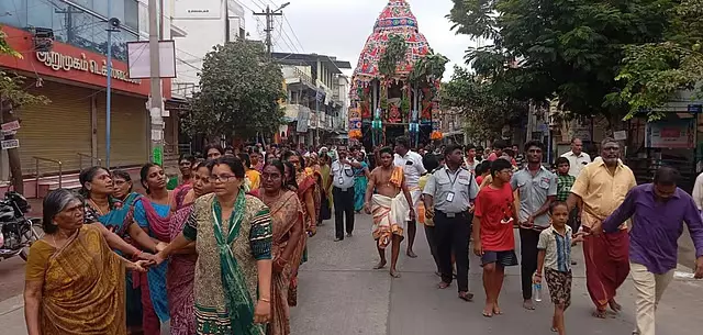 Tamil Nadu: तिरुचेंदूर के वेयुलुकंदम्मन मंदिर में मसीत रथ जुलूस Tamil Nadu: तिरुचेंदूर के वेयुलुकंदम्मन मंदिर में मसीत रथ जुलूस