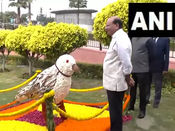 दिल्ली के उपराज्यपाल वीके सक्सेना ने कनॉट प्लेस में NDMC फूल महोत्सव 2025 का उद्घाटन किया दिल्ली के उपराज्यपाल वीके सक्सेना ने कनॉट प्लेस में NDMC फूल महोत्सव 2025 का उद्घाटन किया