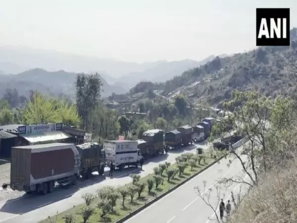 बर्फबारी और बारिश के कारण Jammu-Srinagar Highway दूसरे दिन भी बंद रहा बर्फबारी और बारिश के कारण Jammu-Srinagar Highway दूसरे दिन भी बंद रहा