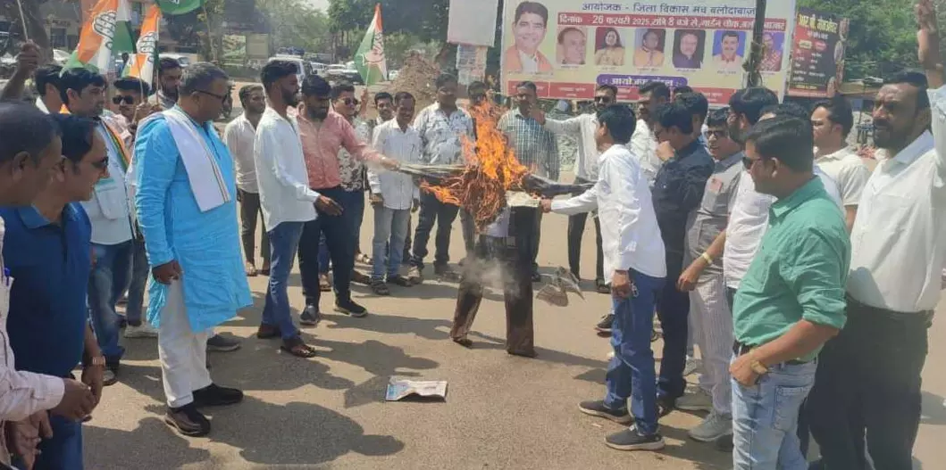 बलौदाबाजार में कांग्रेसियों ने ED का पुतला जलाया बलौदाबाजार में कांग्रेसियों ने ED का पुतला जलाया