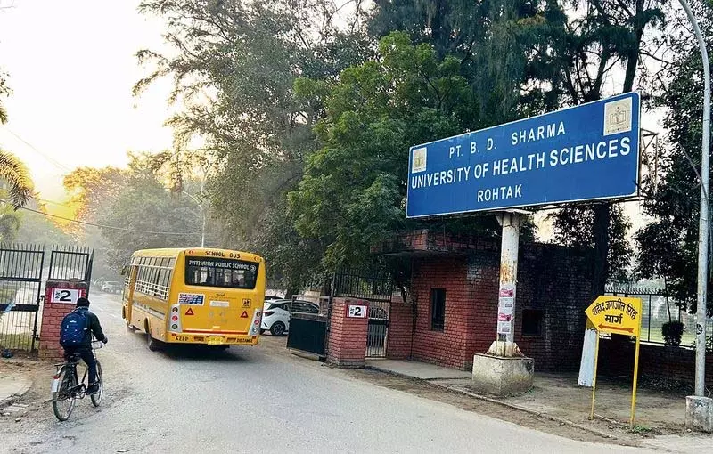 MBBS exam scam: आरोपी के घर से 6 लाख रुपये, पेपर सिलाई मशीन जब्त MBBS exam scam: आरोपी के घर से 6 लाख रुपये, पेपर सिलाई मशीन जब्त