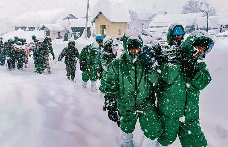 उत्तराखंड में हिमस्खलन से 25 लोग फंसे उत्तराखंड में हिमस्खलन से 25 लोग फंसे