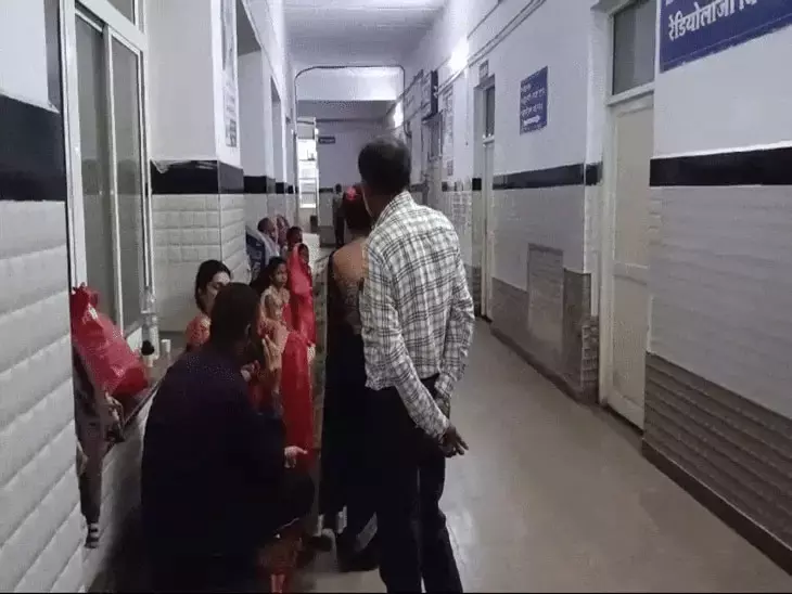 डिलीवरी के बाद पांच महिलाओं की अचानक तबीयत बिगड़ी, अस्पताल में इस घटना से हड़कंप मचा डिलीवरी के बाद पांच महिलाओं की अचानक तबीयत बिगड़ी, अस्पताल में इस घटना से हड़कंप मचा