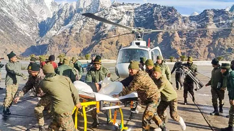 उत्तराखंड हिमस्खलन स्थल पर एक मजदूर की मौत, 55 में से 49 बचाए गए उत्तराखंड हिमस्खलन स्थल पर एक मजदूर की मौत, 55 में से 49 बचाए गए