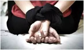 Muradnagar: अपहृत किशोरी के परिजनों ने थाना परिसर में हंगामा किया Muradnagar: अपहृत किशोरी के परिजनों ने थाना परिसर में हंगामा किया