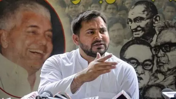 NDA सरकार बिहार की जनता पर बोझ, 15 साल पुरानी गाड़ियों की तरह इसे भी खत्म कर देना चाहिए: तेजस्वी यादव NDA सरकार बिहार की जनता पर बोझ, 15 साल पुरानी गाड़ियों की तरह इसे भी खत्म कर देना चाहिए: तेजस्वी यादव