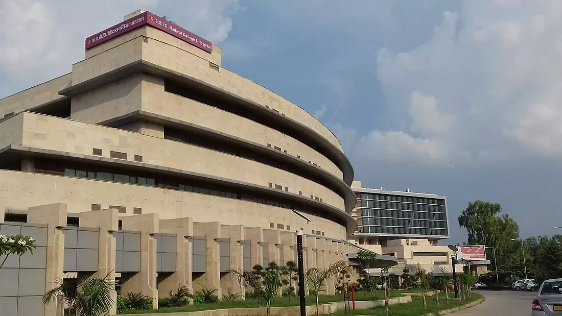 NCR Faridabad: अस्पताल में दवा लेने के लिए मरीज और तीमारदार परेशान NCR Faridabad: अस्पताल में दवा लेने के लिए मरीज और तीमारदार परेशान
