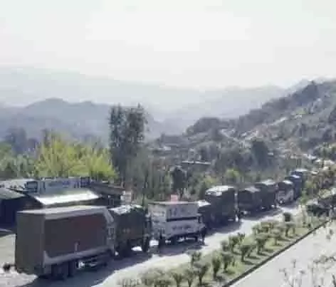 बर्फबारी और बारिश के कारण Jammu -श्रीनगर राजमार्ग दूसरे दिन भी बंद बर्फबारी और बारिश के कारण Jammu -श्रीनगर राजमार्ग दूसरे दिन भी बंद