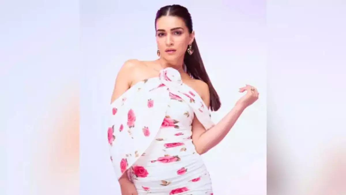 Kriti Sanon ने तेरे इश्क में के सेट पर मिठाई का लुत्फ़ उठाया Kriti Sanon ने तेरे इश्क में के सेट पर मिठाई का लुत्फ़ उठाया