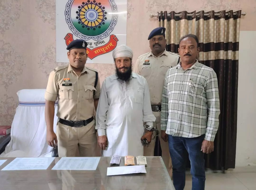 अफीम तस्कर रायपुर में गिरफ्तार, कबीर नगर पुलिस की कार्रवाई अफीम तस्कर रायपुर में गिरफ्तार, कबीर नगर पुलिस की कार्रवाई