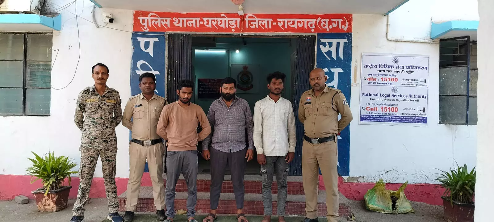 चोरी हुआ ट्रैक्टर जंगल से बरामद, चार आरोपी गिरफ्तार चोरी हुआ ट्रैक्टर जंगल से बरामद, चार आरोपी गिरफ्तार