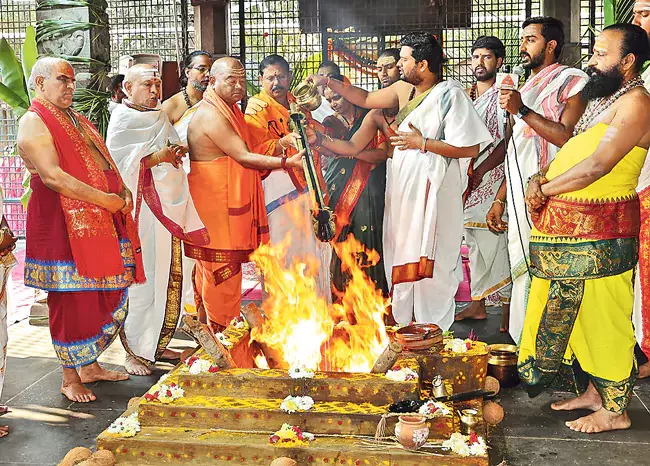 Andhra : ब्रह्मोत्सव के दसवें दिन मंदिर के अधिकारियों और कर्मचारियों ने विशेष अनुष्ठान किए Andhra : ब्रह्मोत्सव के दसवें दिन मंदिर के अधिकारियों और कर्मचारियों ने विशेष अनुष्ठान किए