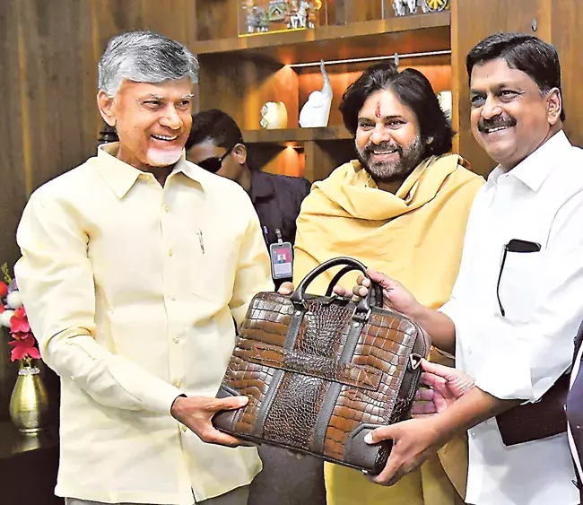 Andhra: सरकार ने वर्ष 2025-26 के लिए राज्य के बजट का अनावरण किया Andhra: सरकार ने वर्ष 2025-26 के लिए राज्य के बजट का अनावरण किया