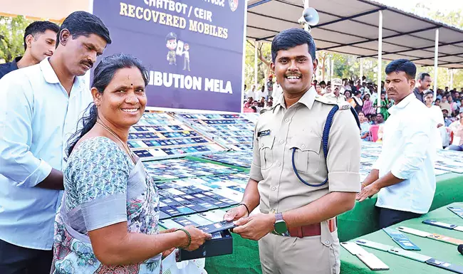 Andhra: पुलिस ने अनंतपुर में 11,000 फोन बरामद कर पीड़ितों को सौंपे Andhra: पुलिस ने अनंतपुर में 11,000 फोन बरामद कर पीड़ितों को सौंपे