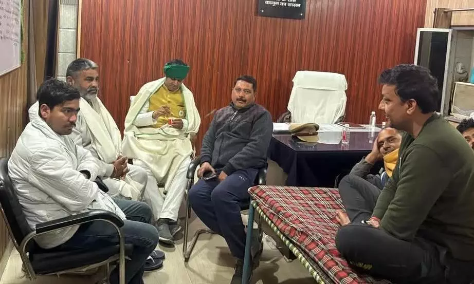 Muzaffarnagar: भाकियू ने कोतवाल के कमरे में बिछाई खाट Muzaffarnagar: भाकियू ने कोतवाल के कमरे में बिछाई खाट