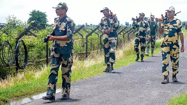 Tripura: अंतरराष्ट्रीय सीमा पर बीएसएफ ने बांग्लादेशी तस्कर को मार गिराया Tripura: अंतरराष्ट्रीय सीमा पर बीएसएफ ने बांग्लादेशी तस्कर को मार गिराया