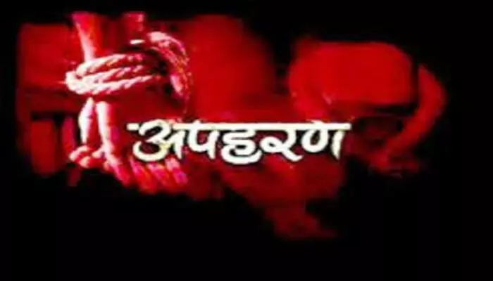 Banda: कार सवारों ने दिनदहाड़े युवक का अपहरण किया Banda: कार सवारों ने दिनदहाड़े युवक का अपहरण किया