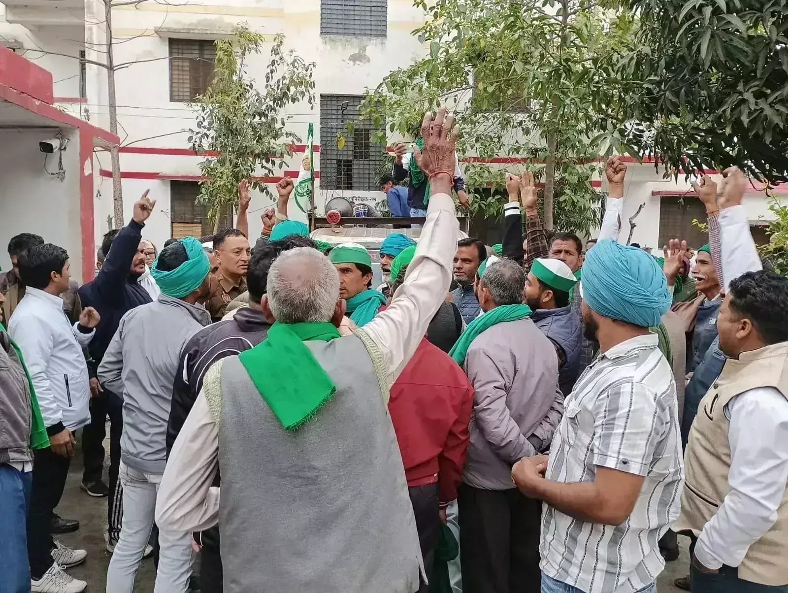 Bijnor: भाकियू ने पुलिस पर मनमानी का लगाया आरोप Bijnor: भाकियू ने पुलिस पर मनमानी का लगाया आरोप