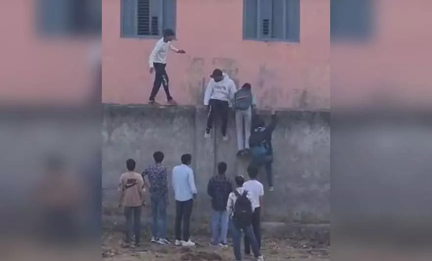 ये क्या हो रहा? 12वीं के बाद 10वीं का भी पेपर लीक, छात्रों की बढ़ी टेंशन ये क्या हो रहा? 12वीं के बाद 10वीं का भी पेपर लीक, छात्रों की बढ़ी टेंशन