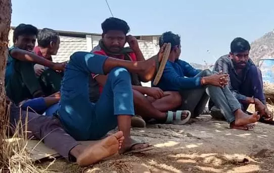 Sidhi: आंध्र प्रदेश में फंसे मजदूरों ने सोशल मीडिया पर मदद की लगाई गुहार Sidhi: आंध्र प्रदेश में फंसे मजदूरों ने सोशल मीडिया पर मदद की लगाई गुहार