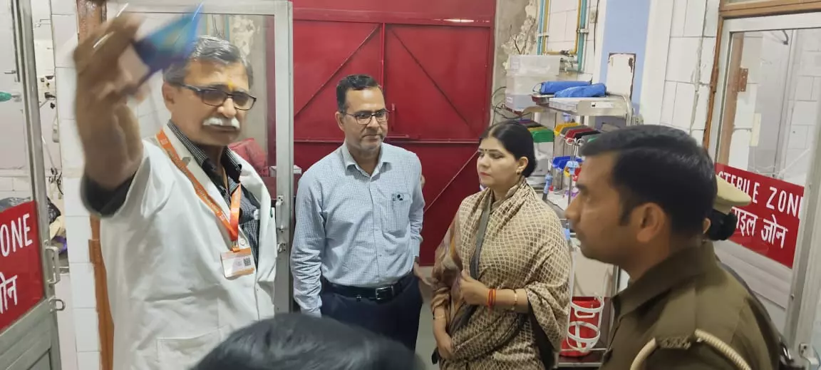 Sant Kabir Nagar: उपाध्यक्ष ने निरीक्षण के दौरान पैथोलॉजी के पास शौचालय में गंदगी पाए जाने पर नाराजगी व्यक्त की Sant Kabir Nagar: उपाध्यक्ष ने निरीक्षण के दौरान पैथोलॉजी के पास शौचालय में गंदगी पाए जाने पर नाराजगी व्यक्त की
