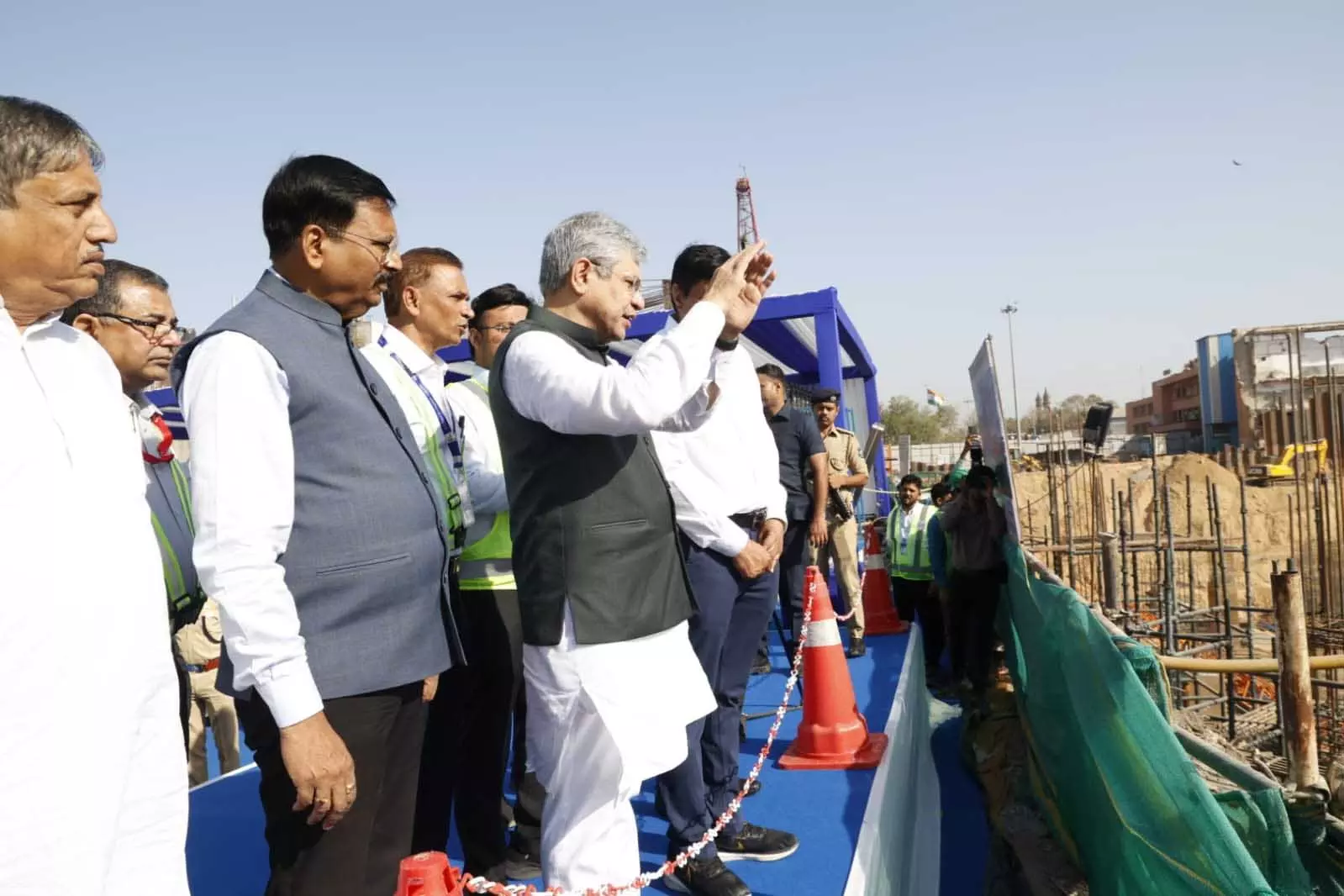 आणंद बुलेट ट्रेन स्टेशन का केंद्रीय रेलमंत्री अश्वनी वैष्णव ने किया निरीक्षण आणंद बुलेट ट्रेन स्टेशन का केंद्रीय रेलमंत्री अश्वनी वैष्णव ने किया निरीक्षण