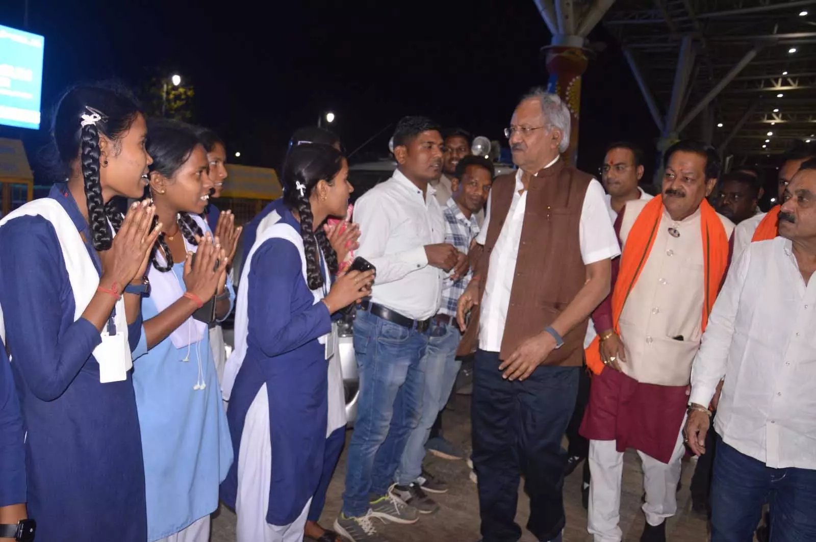 शैक्षिक भ्रमण पर आए स्टूडेंट्स से मिले सांसद बृजमोहन अग्रवाल शैक्षिक भ्रमण पर आए स्टूडेंट्स से मिले सांसद बृजमोहन अग्रवाल