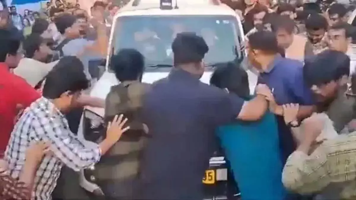 जादवपुर विश्वविद्यालय में हिंसक विरोध प्रदर्शन, बंगाल के मंत्री घायल जादवपुर विश्वविद्यालय में हिंसक विरोध प्रदर्शन, बंगाल के मंत्री घायल