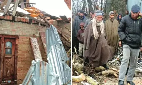 उत्तरी कश्मीर के राफियाबाद में चिनार की टहनी गिरने से घर क्षतिग्रस्त उत्तरी कश्मीर के राफियाबाद में चिनार की टहनी गिरने से घर क्षतिग्रस्त