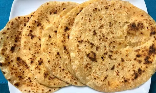 Coconut Paratha:  नमकीन नाश्ते के बजाय मीठे व्यंजन का आनंद लें