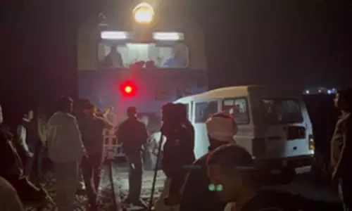 ट्रेन आ ही रही थी, पटरी पर फंसी बोलेरो, जानिए फिर क्या हुआ?