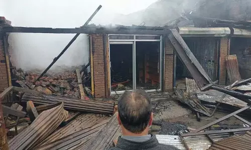 उत्तरी कश्मीर के हाजिन में आग लगने से आठ दुकानें और घर क्षतिग्रस्त उत्तरी कश्मीर के हाजिन में आग लगने से आठ दुकानें और घर क्षतिग्रस्त
