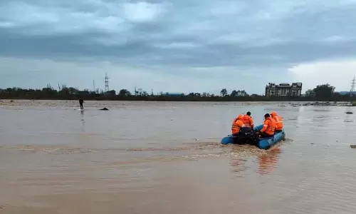 जम्मू पुलिस, एसडीआरएफ ने निकी तवी में अचानक आई बाढ़ में फंसे चालक को बचाया
