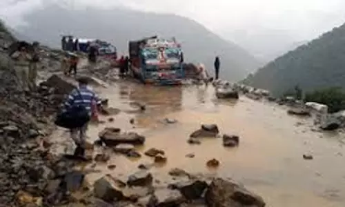 भूस्खलन के कारण बटोटे-डोडा-किश्तवाड़ राष्ट्रीय राजमार्ग अवरुद्ध