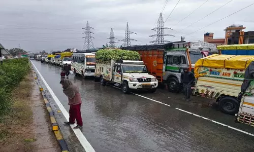 J&K: जम्मू-कश्मीर में भारी बर्फबारी के कारण सड़क और हवाई यातायात प्रभावित