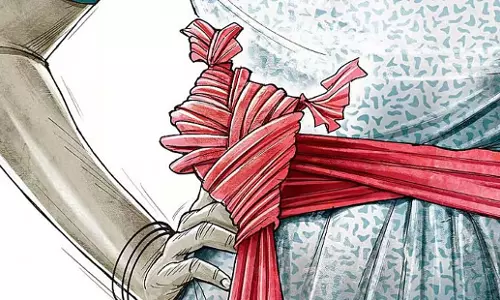 Karnataka: महिला जीपी सदस्य द्वारा महिला पीडीओ को जूते से पीटने पर हुआ बड़ा ड्रामा Karnataka: महिला जीपी सदस्य द्वारा महिला पीडीओ को जूते से पीटने पर हुआ बड़ा ड्रामा