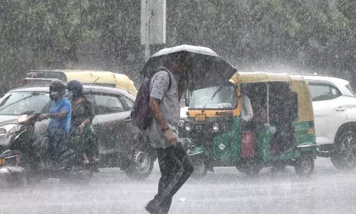 Delhi: राष्ट्रीय राजधानी दिल्ली के कई इलाकों में बारिश, गिरा पारा Delhi: राष्ट्रीय राजधानी दिल्ली के कई इलाकों में बारिश, गिरा पारा