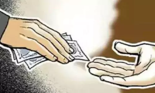 Fatehpur: एंटी कारप्सन टीम ने शिक्षक को रिश्वत लेते गिरफ्तार किया Fatehpur: एंटी कारप्सन टीम ने शिक्षक को रिश्वत लेते गिरफ्तार किया