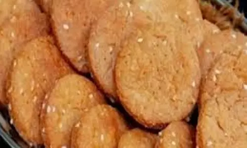 Recipe : इस तरह बनाएं खस्ता मीठी मठरी