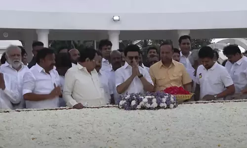 मुख्यमंत्री एमके स्टालिन का जन्मदिन: अन्ना और करुणानिधि स्मारक पर श्रद्धांजलि मुख्यमंत्री एमके स्टालिन का जन्मदिन: अन्ना और करुणानिधि स्मारक पर श्रद्धांजलि
