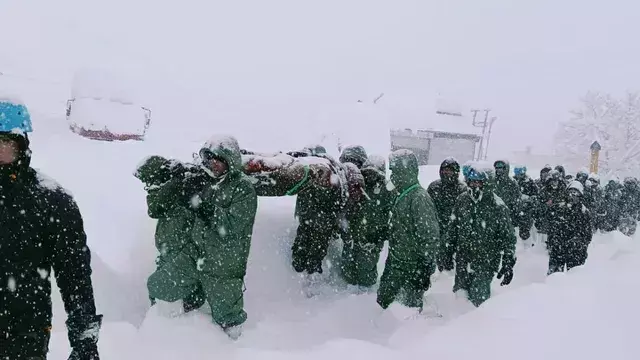 Dehradun: हिमस्खलन में बर्फबारी के बीच फंसे 57 मजदूरों में से 33 को बचाया गया